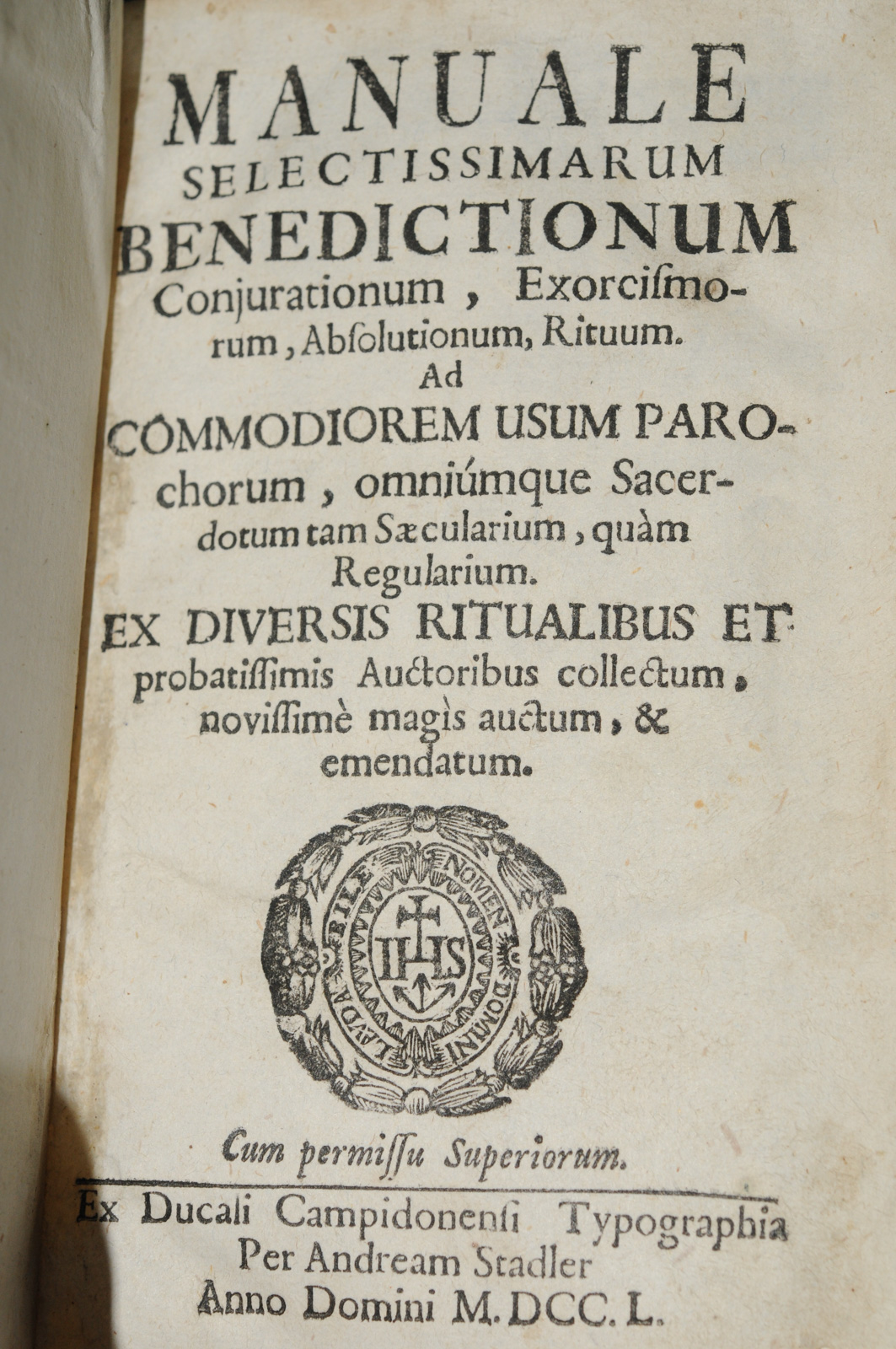 Manuale Selectissimarum Benedictionum, Conjurationum, Exorcismorum, Absolutionum, Rituum ad commodiorem usum parochorum, Ex Ducali Campidonensi, Stadler, 1750