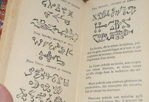 Le Véritable Dragon rouge où il est traité de l'art de commander les esprits infernaux, aériens et terrestres, faire apparaître les morts...plus La Poule noire édition augmentée des secrets de la reine Cléopatres..., sur l'édition de 1521, sd [J.D.] [1890]